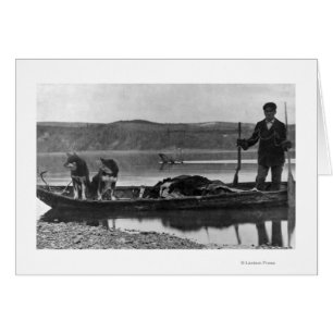 Trapper in Kanu mit Hunden und Hunden Alaska