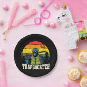 Trapsquatch Bigfoot Funny Clay Falle Shooting Men Pappteller (Party)