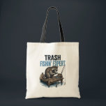 Trash Fishin' Expert Raccoon Tragetasche<br><div class="desc">Are you a fan of raccoons and fishing? This funny 'Trash Fishin' Expert' design features a master raccoon angler on a wooden dock with his gear. Perfect for anyone who loves trash panda memes, outdoor fishing trips, and a good laugh. This vintage-style illustration is a great gift for fishers, outdoorsmen,...</div>