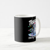 Trashin' Through The Snow Funny Christmas Raccoon  Kaffeetasse (VorderseiteRechts)