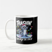 Trashin' Through The Snow Funny Christmas Raccoon  Kaffeetasse (Links)