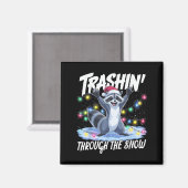 Trashin' Through The Snow Funny Christmas Raccoon Magnet (Vorderseite/Rückseite)