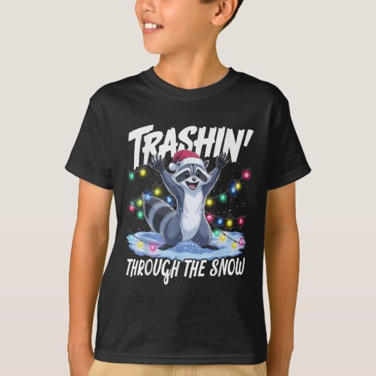 Trashin' Through The Snow Funny Christmas Raccoon  T-Shirt (Vorderseite)