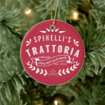 Trattoria | Vintages Restaurant Rotes Logo Keramikornament<br><div class="desc">Brauchen Sie das passende Geschenk für den phantastischen italienischen Koch in Ihrem Leben? Unser Weihnachtsschmuck in Rot und Weiß lasse Ihrem Liebsten, der Koch der Führungskraft in ihrer eigenen italienischen Trattoria zu sein. Das Design ist mit "[Name's] Trattoria, Authentische italienische Küche, etabliert [Jahr]". Passen Sie den Rücken mit dem Jahr...</div>