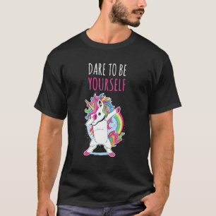 Trau Dich Selbst Zu Sein Lgbt Stolz Dabbing Einhor T-Shirt