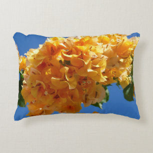 Traube von Golden Bougainvillea Tropische Blüten Dekokissen