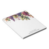 Trauben auf dem Wein vom Schreibtisch der Notizblock (angewinkelt)