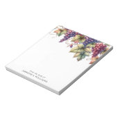 Trauben auf dem Wein vom Schreibtisch der Notizblock (Rotiert)