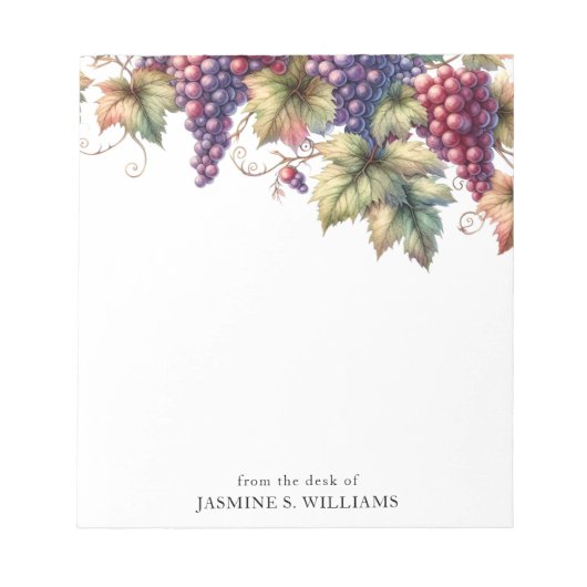 Trauben auf dem Wein vom Schreibtisch der Notizblock (Vorderseite)