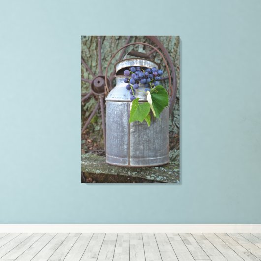 Trauben aus Concord in antiker Dose Leinwanddruck (Insitu (Holzboden))