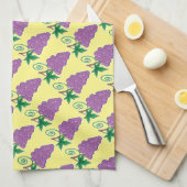 Trauben bündeln auf dem gelben Zusammenbringen Handtuch (Viertel Falte)