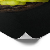 Trauben in einem Korb und einer Flasche Wein Poster (Ecke)