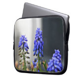 Traubenhyazinthe Laptopschutzhülle (Vorderseite Links)