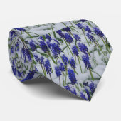 TraubenHyazinthen in der Schneezeit-Krawatte Krawatte (Gerollt)