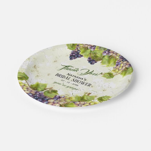 Traubenmediterrane Weingarten Hochzeit Pappteller (Schrägansicht)