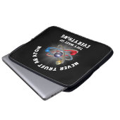 Traue Atom nie! Laptopschutzhülle (Vorne Knopf)