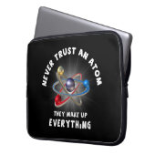 Traue Atom nie! Laptopschutzhülle (Vorderseite Links)