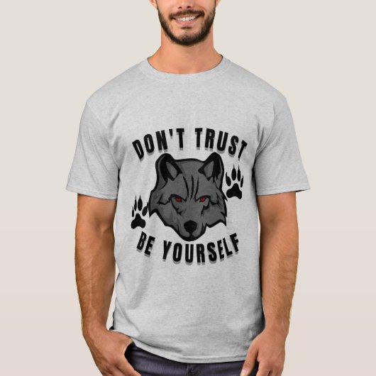 Traue Dich Selbst Wolf Design T-Shirt (Vorderseite)