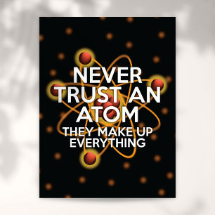 TRAUE NIE EINEM ATOM Wissenschaftswitz Poster