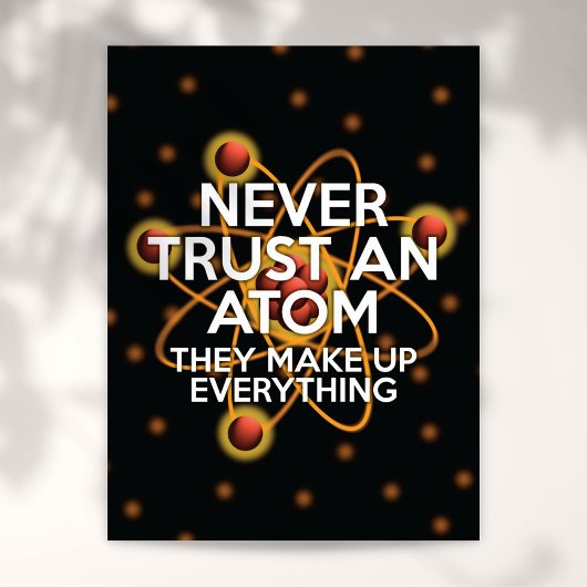 TRAUE NIE EINEM ATOM Wissenschaftswitz Poster