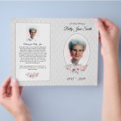 Trauerfeier Programm | Graue und rosa Blumen Flyer (Hand)