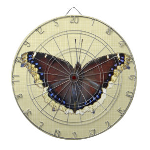 Trauernder Schmetterling in der Cloak - Nymphalis- Dartscheibe