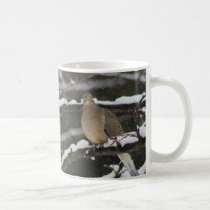 Trauertaube in der Tasse des Schnees