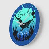 Traum Big Little One oder Child's Name Whale Ocean Große Wanduhr (Winkel)