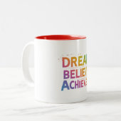 Träume. Glauben Sie. Erreichen. Zweifarbige Tasse (Vorderseite Links)