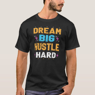 Träume groß, arbeite hart Typo. T-Shirt Design