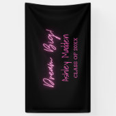 Träume groß! Neon Pink Script Graduation Party Banner (Vertikal)