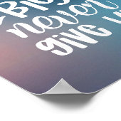 Träume groß, nie aufgeben | Modernes positives Zit Poster (Ecke)