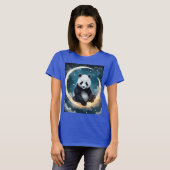 Träumen im Mondlicht: Pandas Celestial Serenade T-Shirt (Vorne ganz)