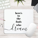 Träumende Narren, Zitat Schwarz-weiße Typografie Mousepad<br><div class="desc">"Hier sind die Narren, die träumen." Seien Sie einer von denen, die immer ihre optimistische Kontrolle ihre Vision und Wünsche lasse. Dieses krasse, moderne, grafische, minimalistische Mousepad verbindet gewagte, serifenlose Typografie mit handgeschriebenem Kalligrafieschrift, alles in Schwarz und Weiß. Ein tolles inspirierendes Zitat, um Ihnen den ganzen Tag inspirieren. Wunderbar für...</div>