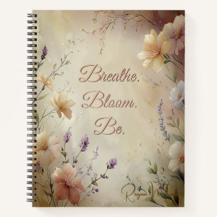 Träumende Pastell-Blumen mit eleganter Vintage-Sch Notizblock