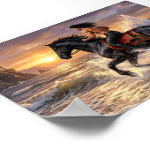 Träumender Mann auf einem Pferd am Strand bei Sonn Poster (Ecke)