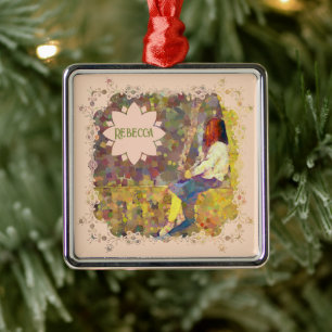 Träumendes Mädchen an der Wand Abstrakte Farbige G Ornament Aus Metall