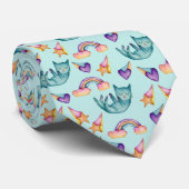 Träumerische Katze, die in das Krawatte (Gerollt)