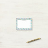 Träumerische Katze, die in das Post-it Klebezettel (Auf Schreibtisch)