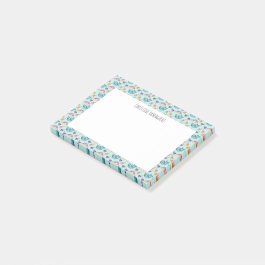 Träumerische Katze, die in das Post-it Klebezettel (angewinkelt)