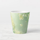 träumerische Soft Sage und Mintgrün Floral Milchtasse (Vorderseite)