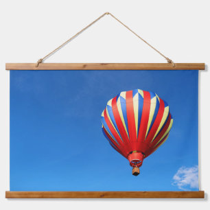 Träumerischer Heißluftballon Wandteppich Mit Holzrahmen