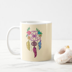 Traumfänger und Blüte in der Hand gehalten Kaffeetasse