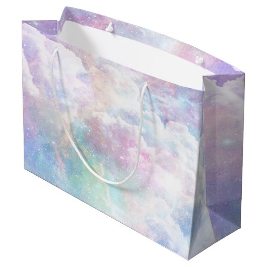 Traumhafte Wolken und Sterne Große Geschenktüte (Rückseite Schrägansicht)