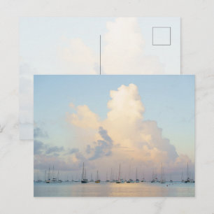 Traumhafter pastellfarbener Sonnenaufgang über der Postkarte