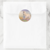 Traumpferd durch das Feld rosa Blume Runder Aufkleber (Tasche)