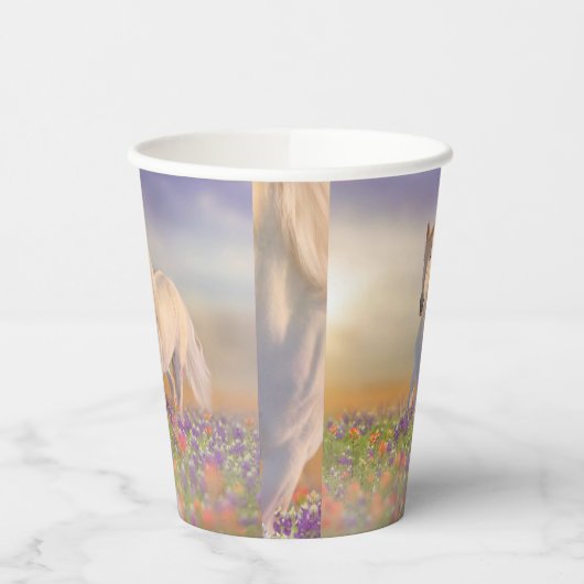 Traumpferd durch rosa Wiese Pappbecher (Links)