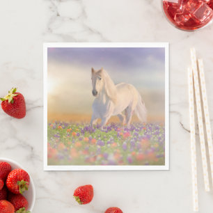 Traumpferd durchquert die Wiese der rosa Blume Serviette