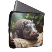 **"Träumskorb: Ein Baby Hippo's Cosy Nickerchen"** Laptopschutzhülle (Vorne Rechts)