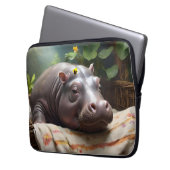 **"Träumskorb: Ein Baby Hippo's Cosy Nickerchen"** Laptopschutzhülle (Vorderseite Links)